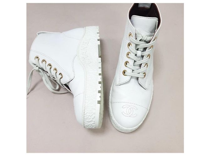 Botas de combate Chanel 2021 con logo CC entrelazado Talla 37 Pre-owned - vista 3