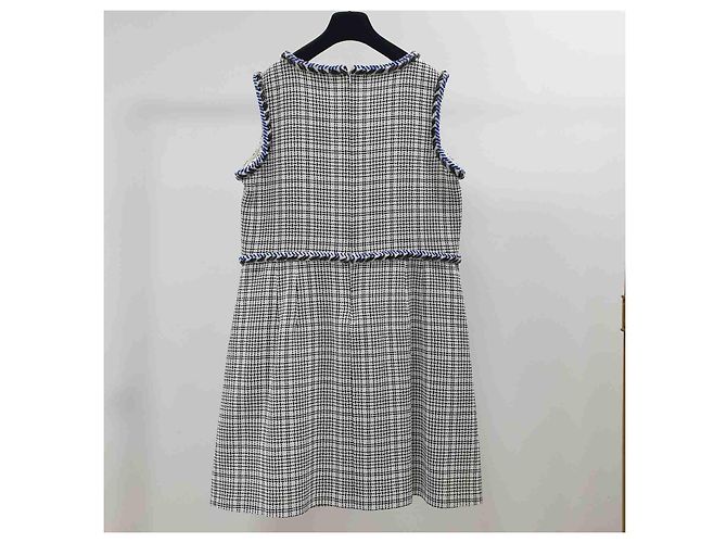 Abito senza maniche in tweed argento con rifinitura a zigzag bianco e blu CHANEL Taglia 46 Usato - vista 4