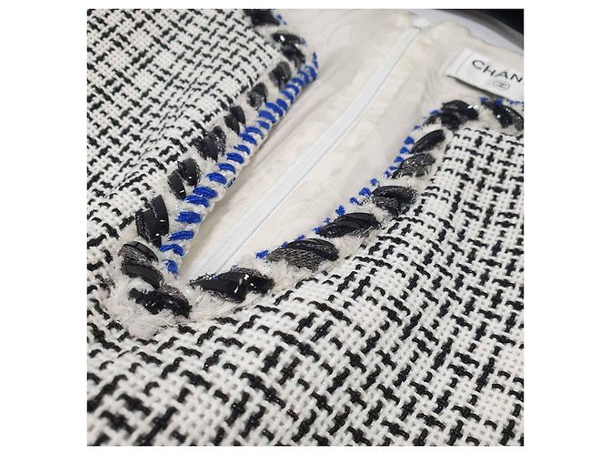 Abito senza maniche in tweed argento con rifinitura a zigzag bianco e blu CHANEL Taglia 46 Usato - vista 6