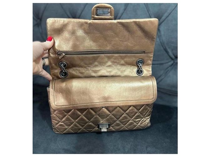 Bolso Clásico Reissue Double Flap de Chanel en Piel de Ternera Envejecida Bronce de Segunda Mano - vista 2