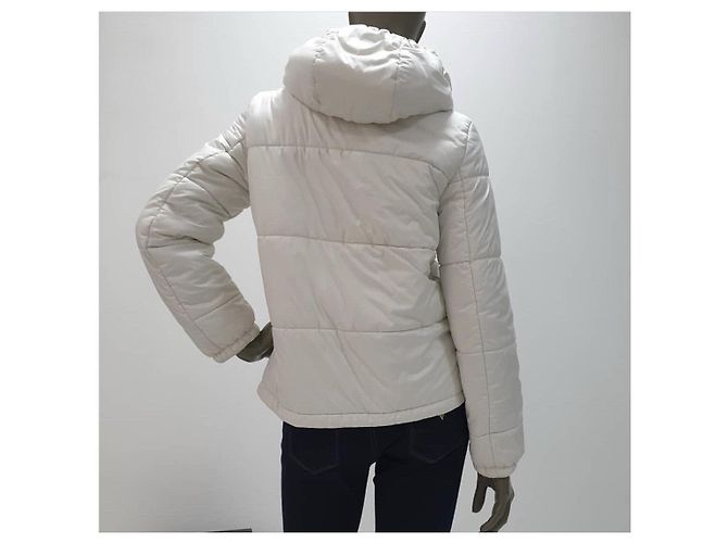 Chaleco puffer Gucci blanco con cuello de rosa talla 42 de segunda mano - vista 2