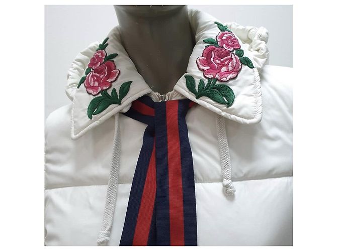 Chaleco puffer Gucci blanco con cuello de rosa talla 42 de segunda mano - vista 3