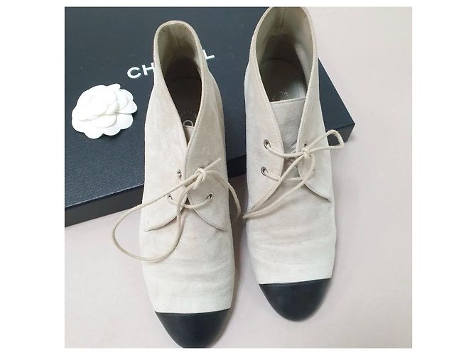 Grau Wildleder Schnürstiefeletten Chanel Größe 39 Vorbesitz - Ansicht 2