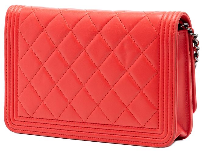 Chanel Rotes, gestepptes Lammleder Boy Wallet mit Kette - Ansicht 2