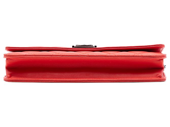 Chanel Rotes, gestepptes Lammleder Boy Wallet mit Kette - Ansicht 3