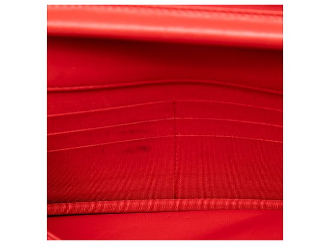 Chanel Rotes, gestepptes Lammleder Boy Wallet mit Kette - Ansicht 4