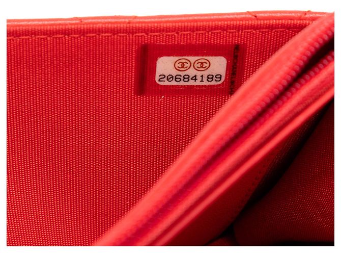 Chanel Rotes, gestepptes Lammleder Boy Wallet mit Kette - Ansicht 6