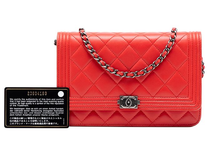 Chanel Rotes, gestepptes Lammleder Boy Wallet mit Kette - Ansicht 8