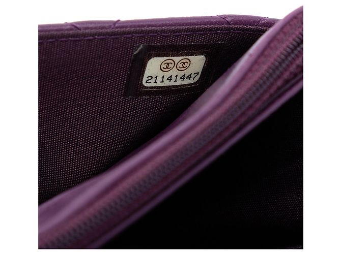 Chanel Lila gesteppte Lammleder Boy Geldbörse mit Kette - Ansicht 6