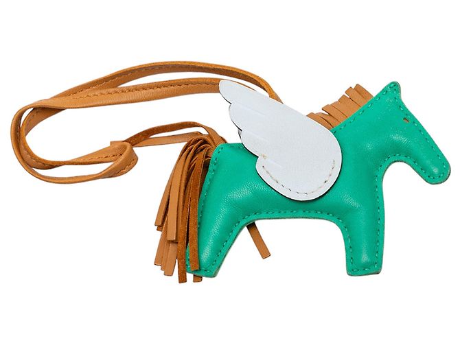 Charm per borsa Hermès Grigri Rodeo Pegase PM in pelle di agnello Milo verde e Swift Cammello - vista 2
