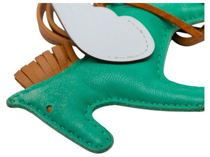Charm per borsa Hermès Grigri Rodeo Pegase PM in pelle di agnello Milo verde e Swift Cammello - vista 4
