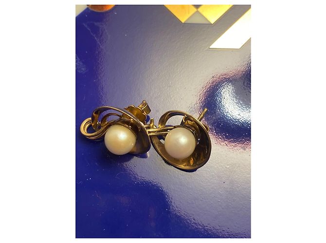Vintage Ohrringe aus Gold (18 Karat) mit Weißen Perlen Golden - Ansicht 2