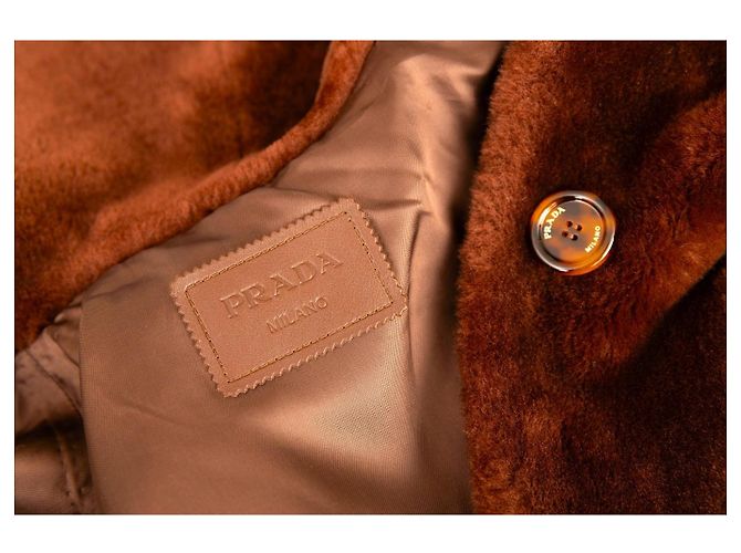 Casaco Prada em shearling marrom chocolate - vista 4