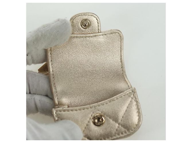 Custodia Air Pods Matelassé CHANEL & Portamonete in Pelle di Agnello CC Oro Auth BAZ881SAM D'oro - vista 26