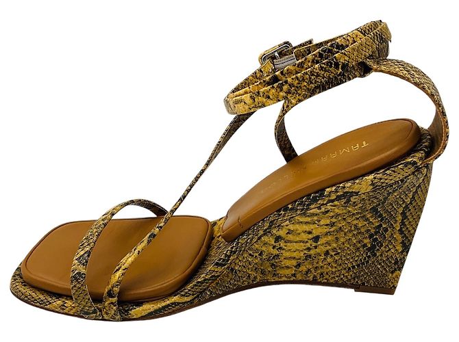 Sandalias de cuña con envoltura en el tobillo de estampado de serpiente multicolor Tan de Tamara Mellon Camello - vista 3