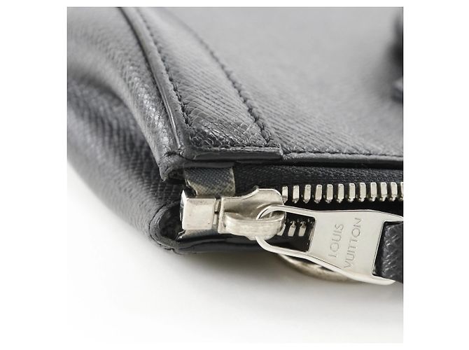 Borsa a mano verticale Taiga Louis Vuitton Nero - vista 10