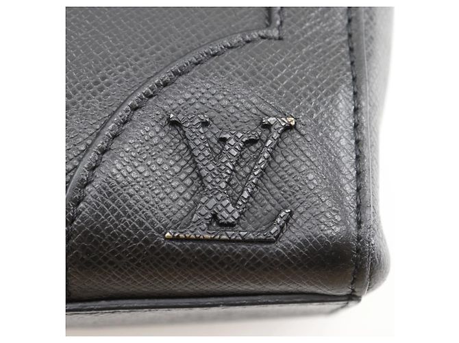 Borsa a mano verticale Taiga Louis Vuitton Nero - vista 11