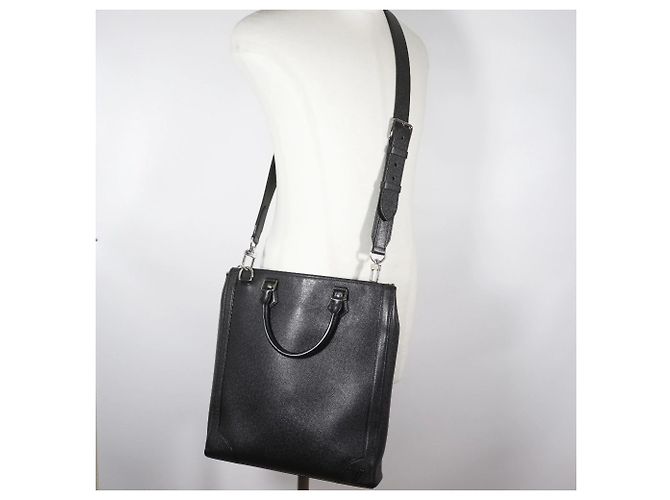Borsa a mano verticale Taiga Louis Vuitton Nero - vista 14