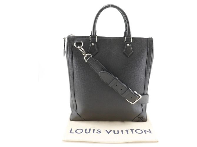 Borsa a mano verticale Taiga Louis Vuitton Nero - vista 15