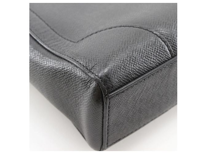 Borsa a mano verticale Taiga Louis Vuitton Nero - vista 4