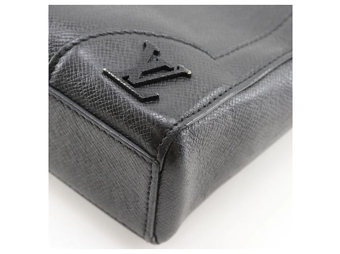 Borsa a mano verticale Taiga Louis Vuitton Nero - vista 5
