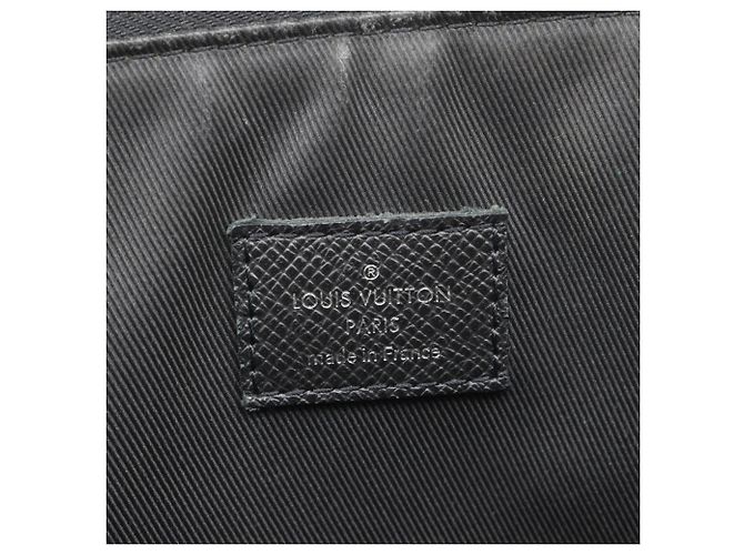 Borsa a mano verticale Taiga Louis Vuitton Nero - vista 9