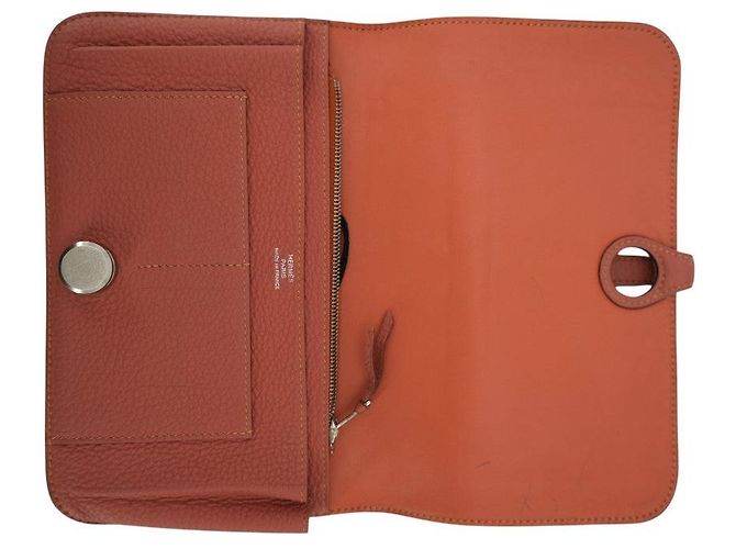 Billetera bifold Dogon Duo de cuero Togo rosa Clou de Selle de Hermès - vista 3