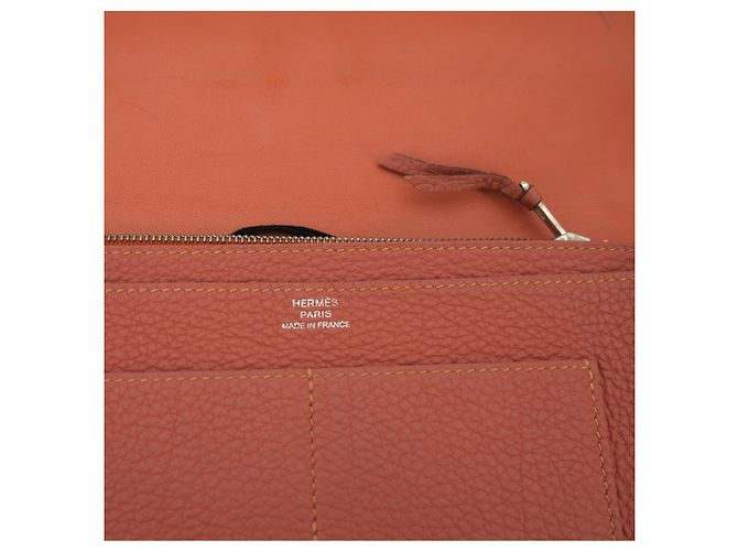 Billetera bifold Dogon Duo de cuero Togo rosa Clou de Selle de Hermès - vista 5