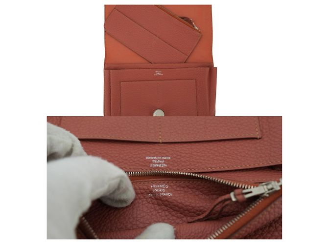 Billetera bifold Dogon Duo de cuero Togo rosa Clou de Selle de Hermès - vista 6