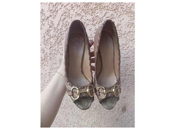 Scarpe con tacco Gucci in pelle marrone - vista 3
