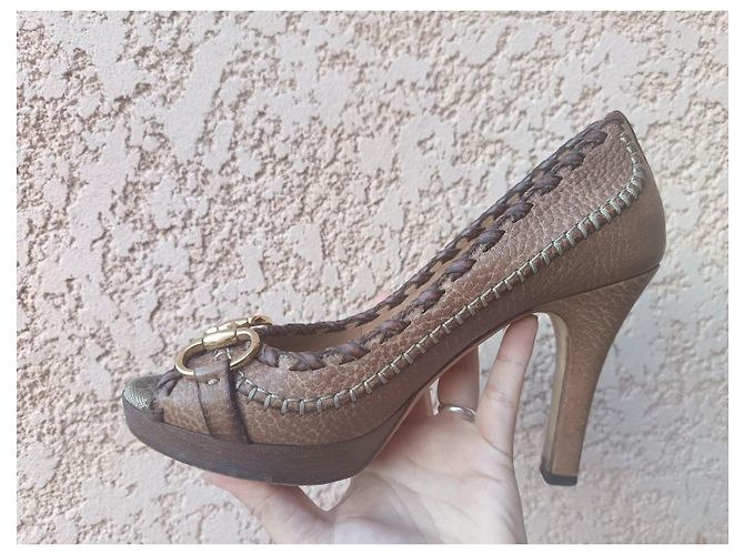 Scarpe con tacco Gucci in pelle marrone - vista 5