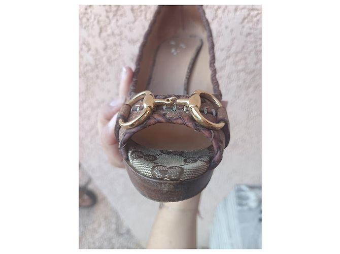 Scarpe con tacco Gucci in pelle marrone - vista 9