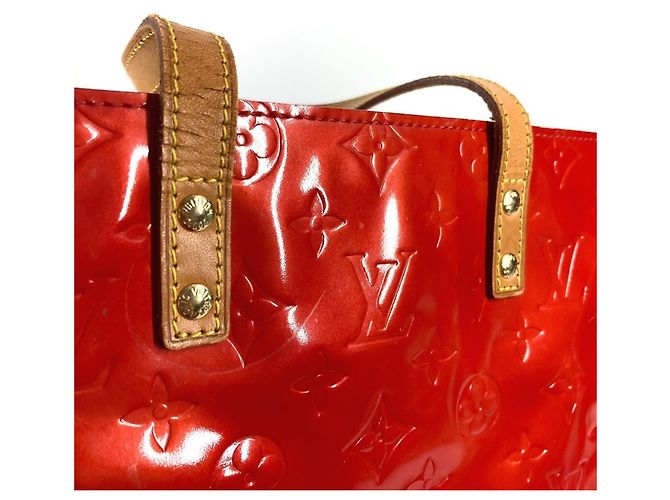 Borsa Tote Verticale Lead MM in Monogram Vernis Louis Vuitton Rosso - vista 17