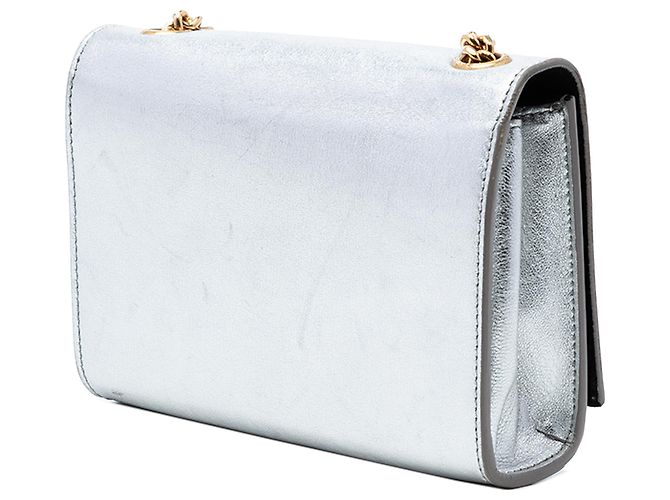 Saint Laurent Sac à bandoulière Kate Monogram en cuir de veau métallisé argenté avec pompon - vue 2