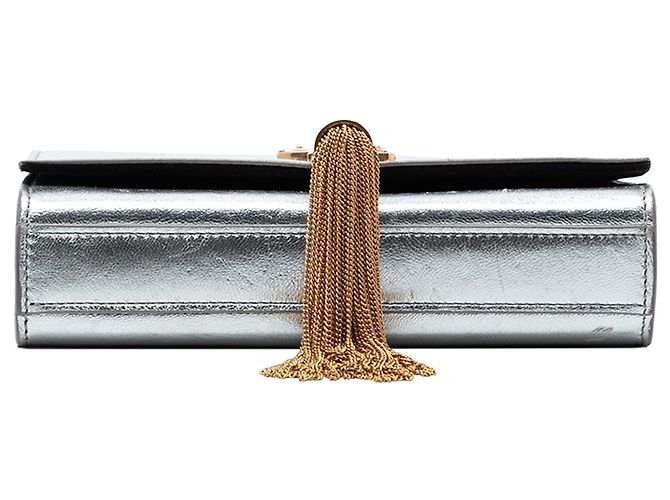 Saint Laurent Sac à bandoulière Kate Monogram en cuir de veau métallisé argenté avec pompon - vue 3