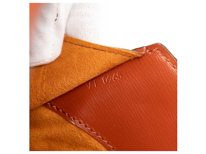 Louis Vuitton Marrone Epi Cluny - vista 6