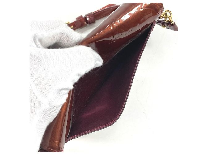 Borsa Clutch Rossmore PM in Monogram Vernis di Louis Vuitton Rosso Porpora - vista 11