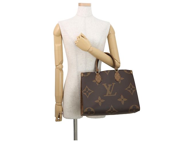 Borsa Tote OnTheGo MM Monogramma Reverse Gigante Louis Vuitton Marrone - vista 4
