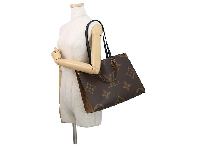 Borsa Tote OnTheGo MM Monogramma Reverse Gigante Louis Vuitton Marrone - vista 5