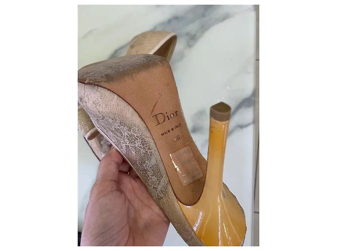 Sandali in pizzo Christian Dior con fiocco beige - vista 8
