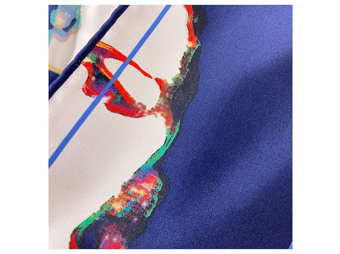 Foulard in seta Chanel Coco Mark in blu navy e bianco - vista 9