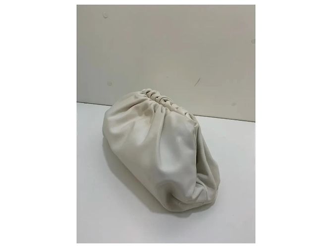 Bottega Veneta The Pouch in pelle bianca Bianco sporco - vista 2