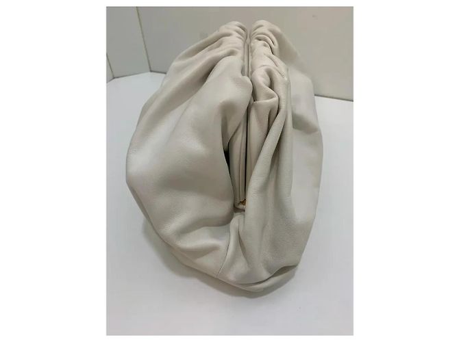 Bottega Veneta The Pouch in pelle bianca Bianco sporco - vista 3