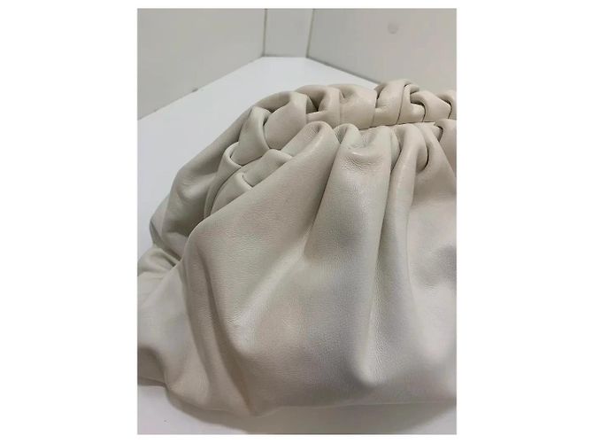 Bottega Veneta The Pouch in pelle bianca Bianco sporco - vista 5