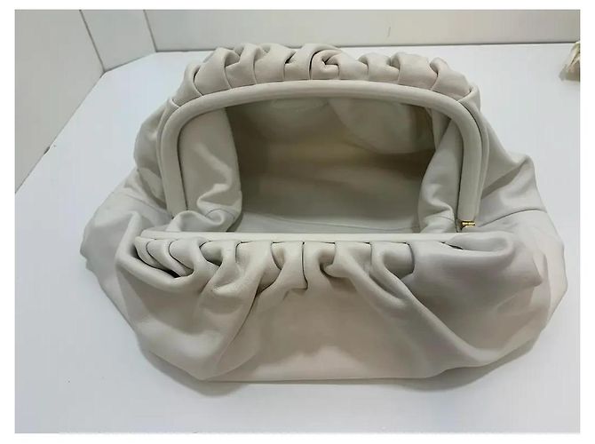 Bottega Veneta The Pouch in pelle bianca Bianco sporco - vista 8