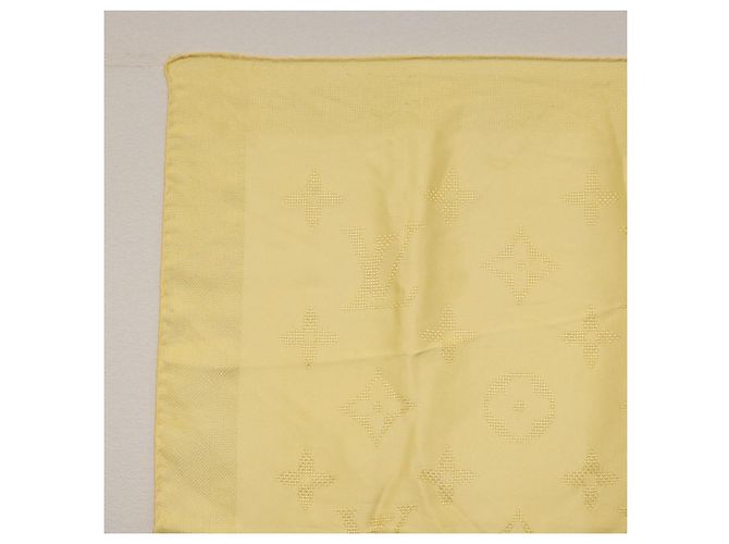 Louis Vuitton Cachecol Monogram de Seda Amarelo LV Auth 174174A - vista 2