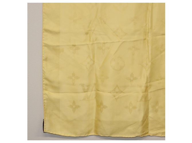 Louis Vuitton Cachecol Monogram de Seda Amarelo LV Auth 174174A - vista 4