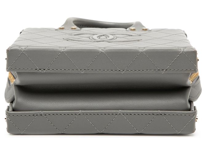 Chanel Pequeño CC Matelassé Cuero de ternera asa superior Vanity Convertible Gris - vista 3