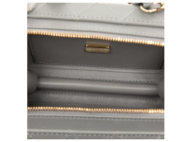 Chanel Pequeño CC Matelassé Cuero de ternera asa superior Vanity Convertible Gris - vista 4