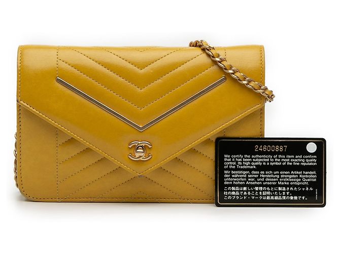 Chanel Piccolo Cuoio di Agnello con Patta Chevron Inverso Giallo - vista 12